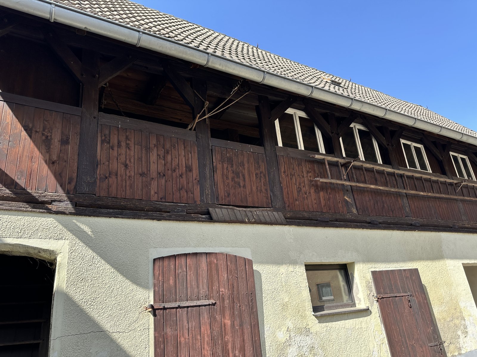 Sanierungsbed. Wohnhaus mit denkmalgeschütztem Wirtschaftsgebäude + Garage