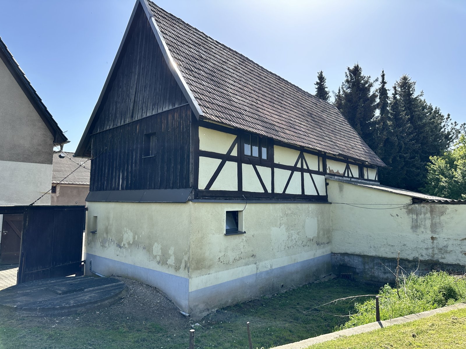 Sanierungsbed. Wohnhaus mit denkmalgeschütztem Wirtschaftsgebäude + Garage