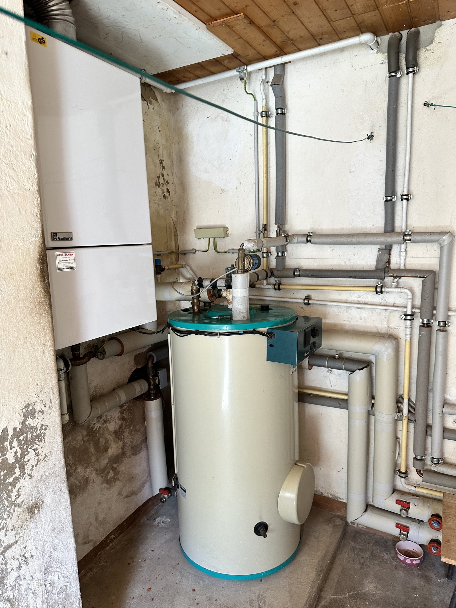 Sanierungsbed. Wohnhaus mit denkmalgeschütztem Wirtschaftsgebäude + Garage