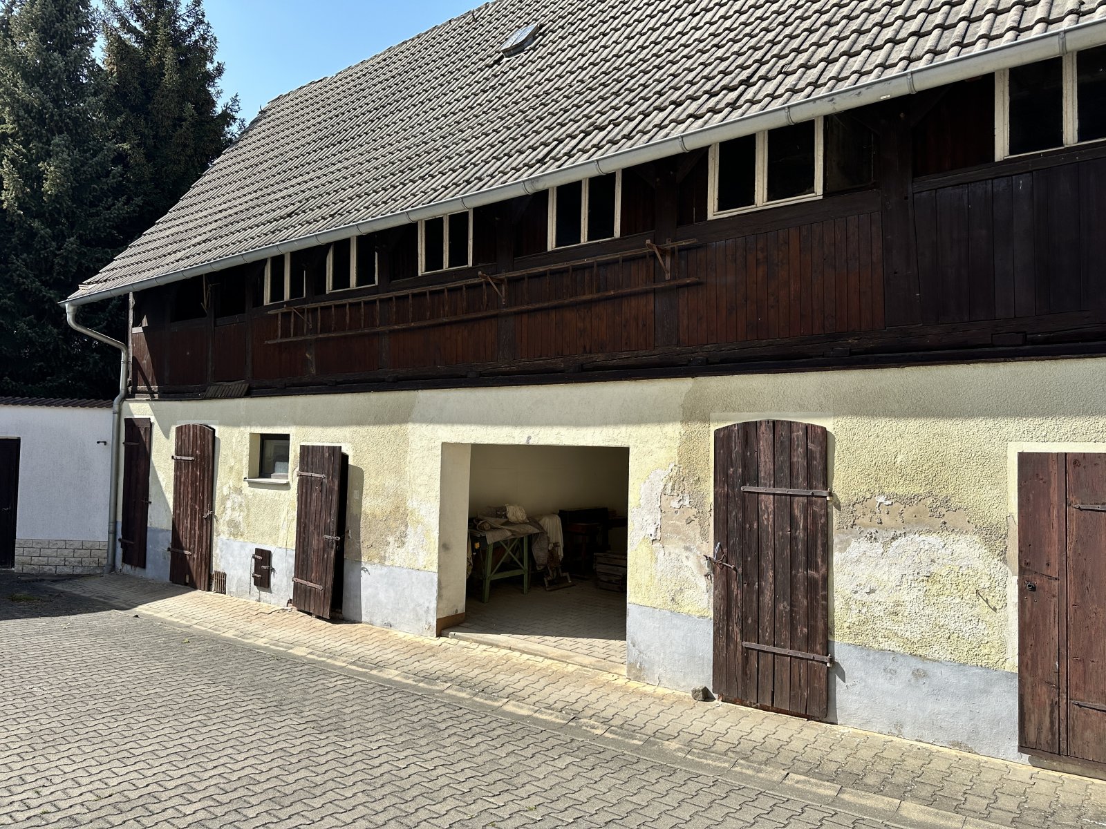 Sanierungsbed. Wohnhaus mit denkmalgeschütztem Wirtschaftsgebäude + Garage