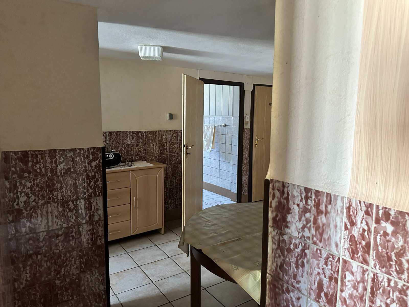 Sanierungsbed. Wohnhaus mit denkmalgeschütztem Wirtschaftsgebäude + Garage