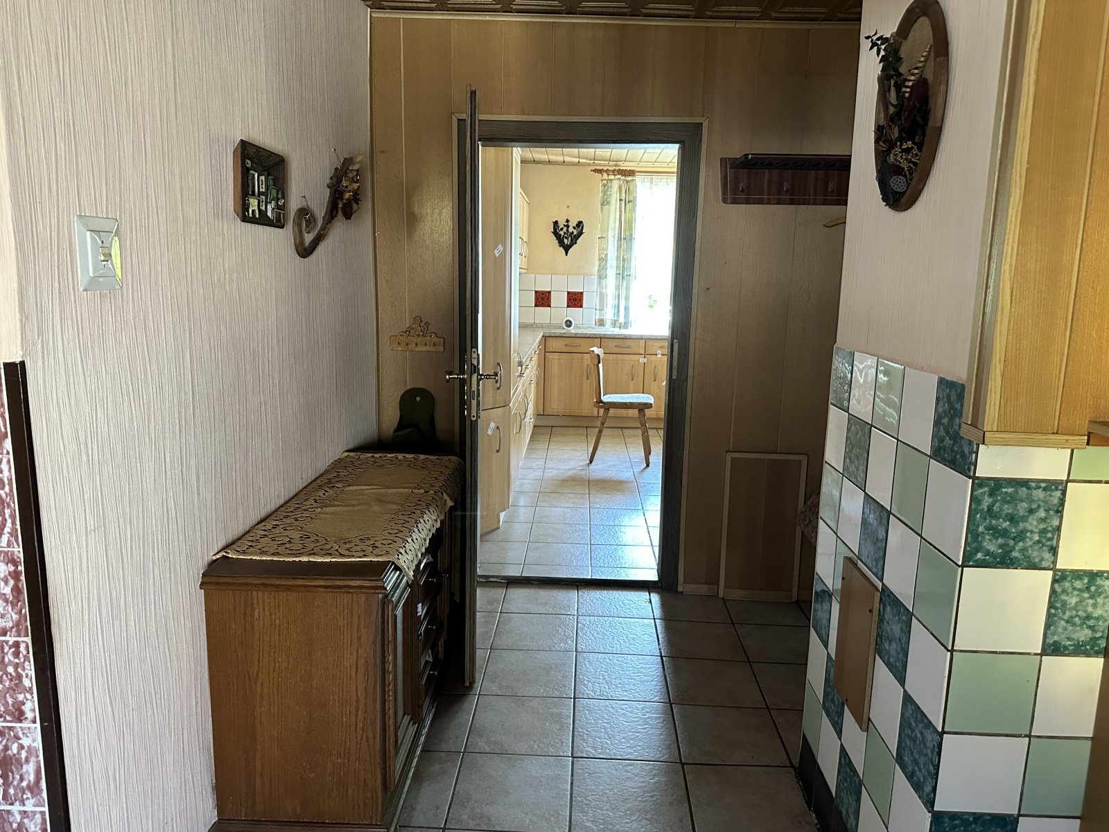 Sanierungsbed. Wohnhaus mit denkmalgeschütztem Wirtschaftsgebäude + Garage