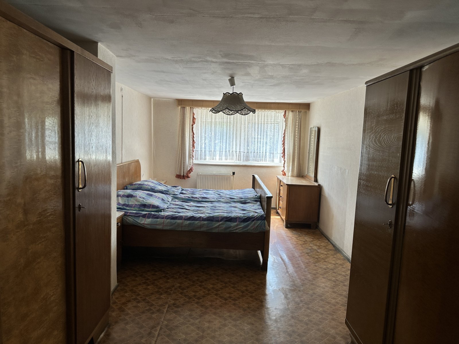 Sanierungsbed. Wohnhaus mit denkmalgeschütztem Wirtschaftsgebäude + Garage