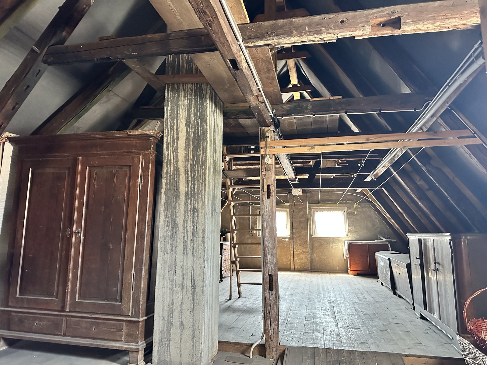 Sanierungsbed. Wohnhaus mit denkmalgeschütztem Wirtschaftsgebäude + Garage