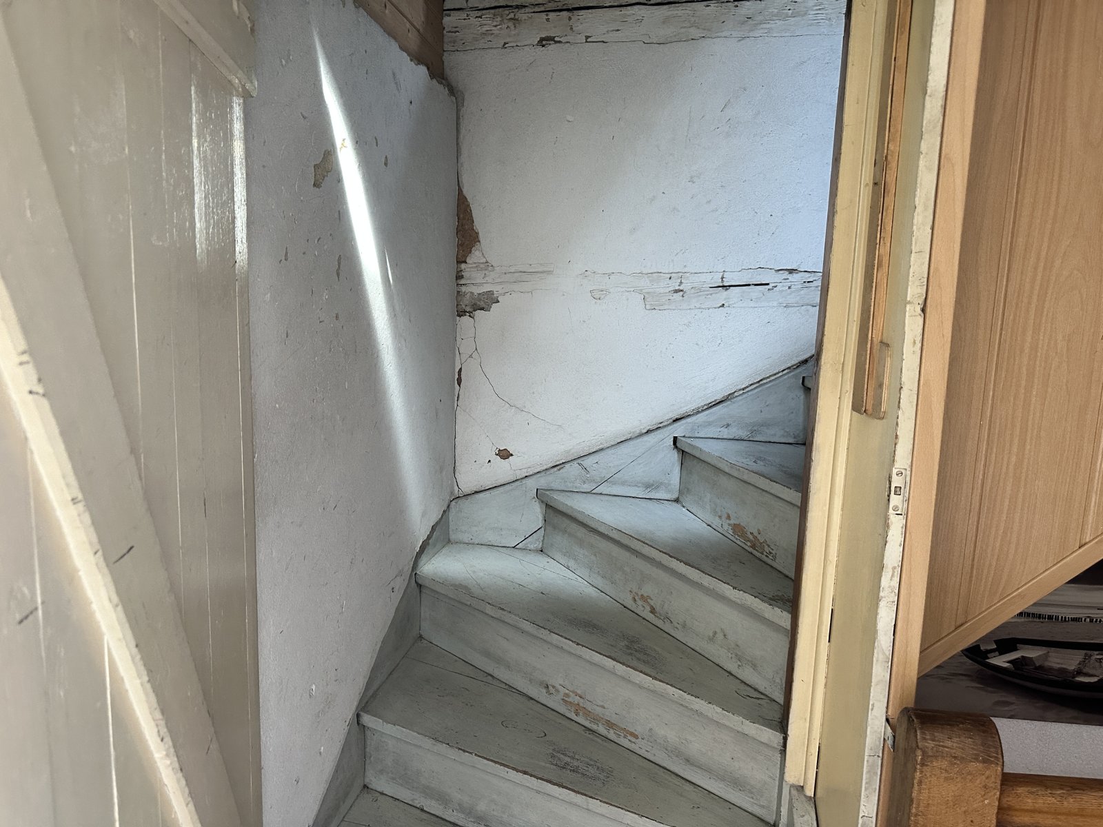 Sanierungsbed. Wohnhaus mit denkmalgeschütztem Wirtschaftsgebäude + Garage