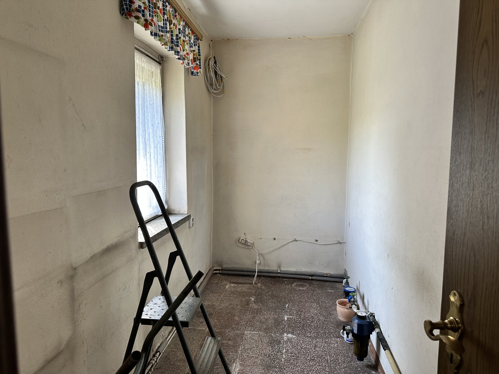 Sanierungsbed. Wohnhaus mit denkmalgeschütztem Wirtschaftsgebäude + Garage