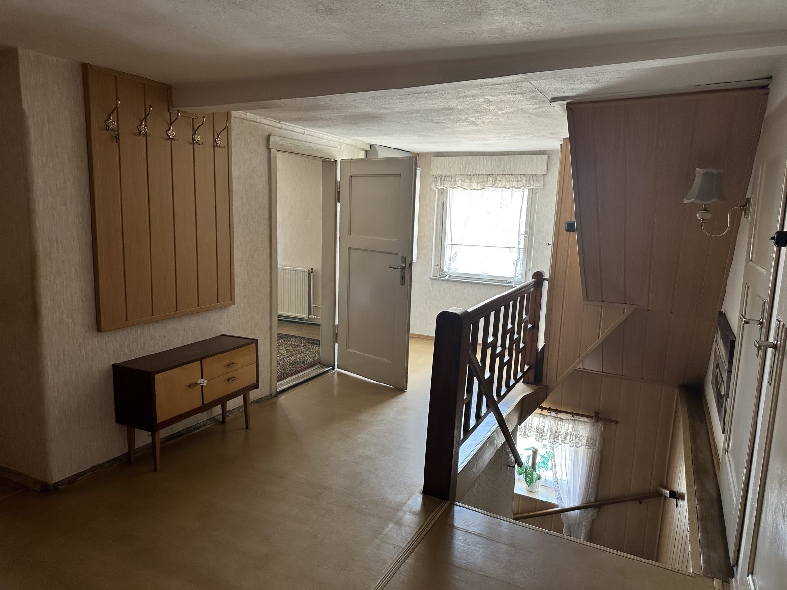 Sanierungsbed. Wohnhaus mit denkmalgeschütztem Wirtschaftsgebäude + Garage