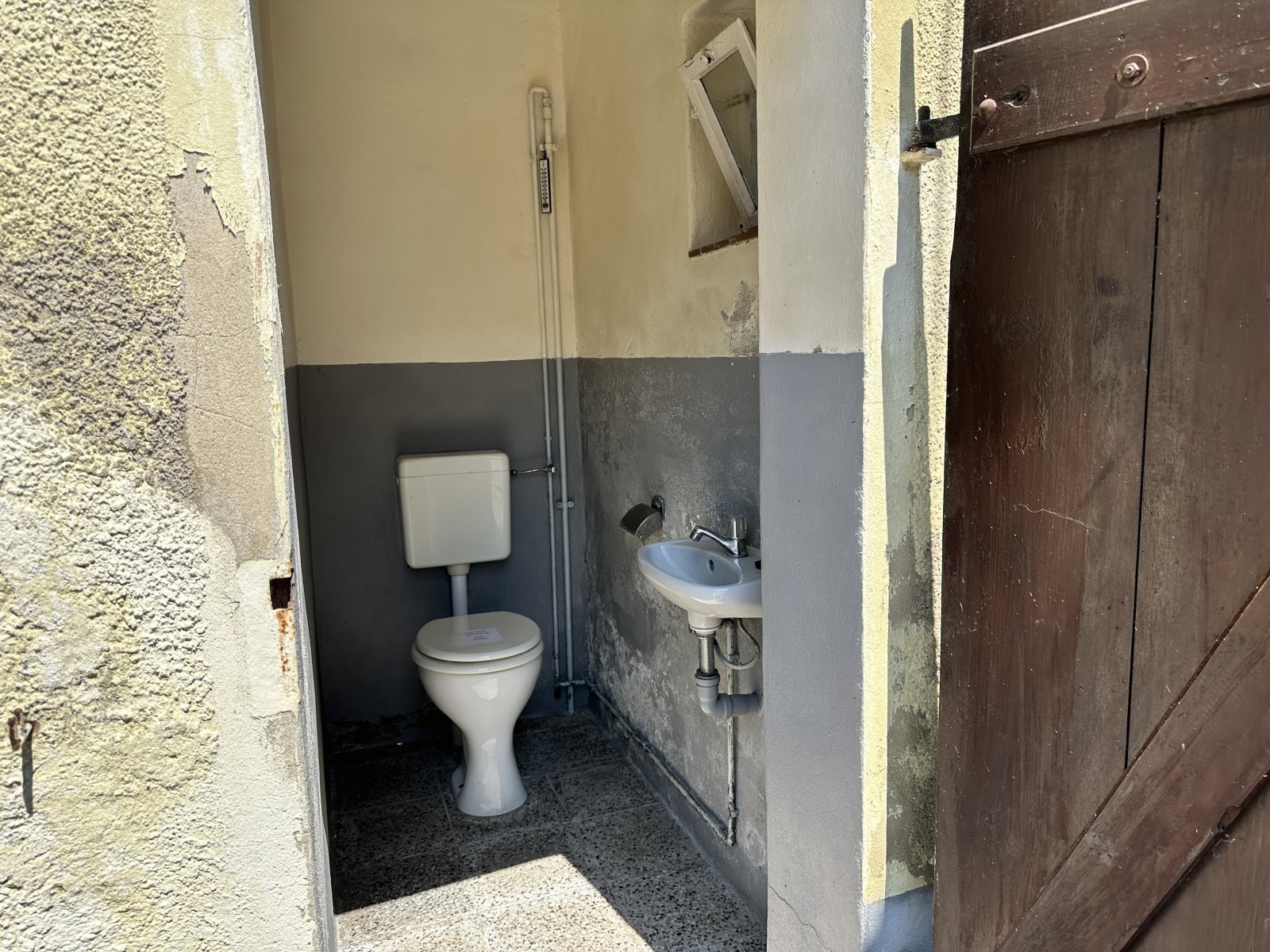 Sanierungsbed. Wohnhaus mit denkmalgeschütztem Wirtschaftsgebäude + Garage