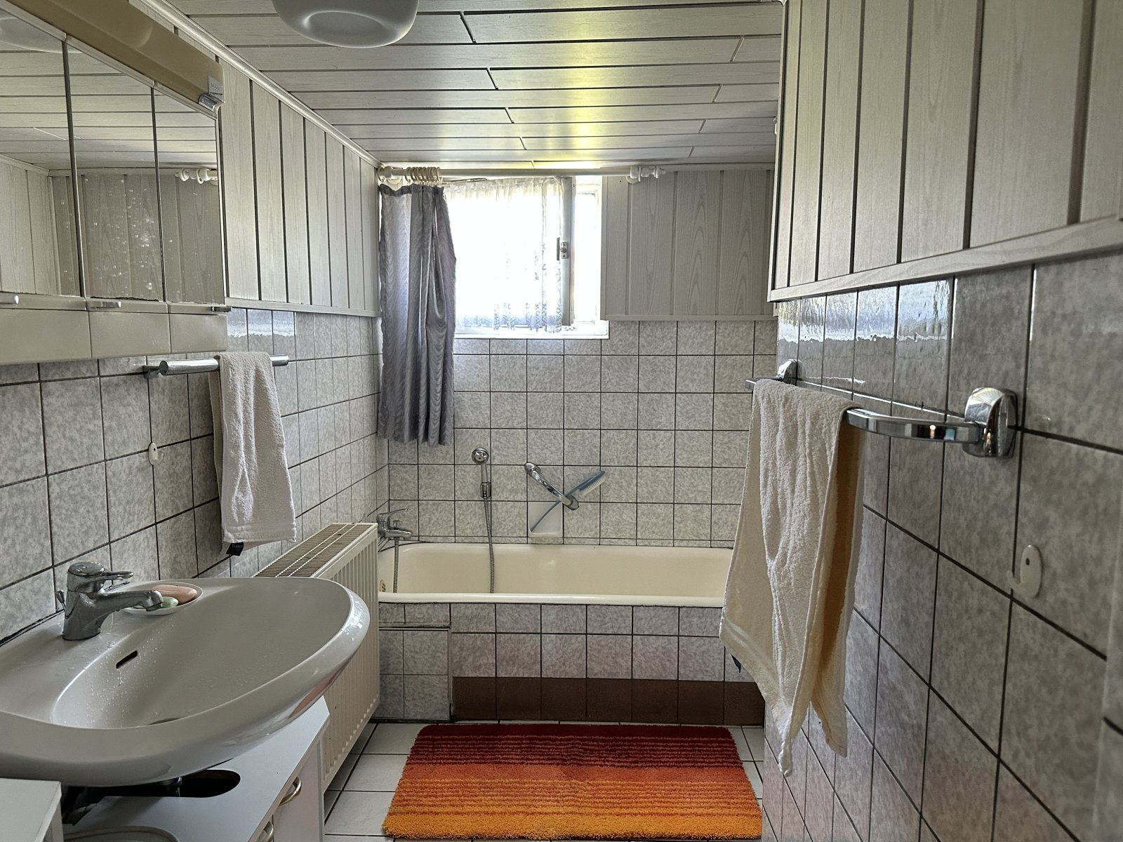 Sanierungsbed. Wohnhaus mit denkmalgeschütztem Wirtschaftsgebäude + Garage