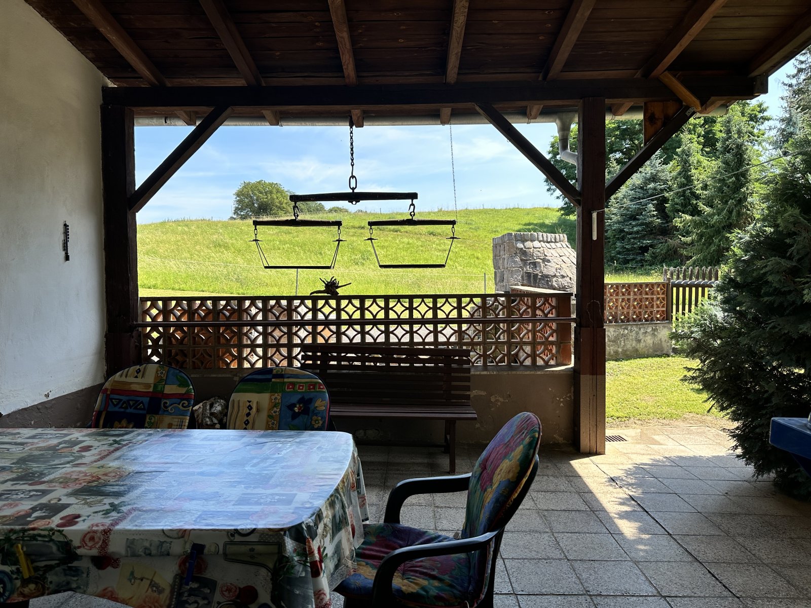 Sanierungsbed. Wohnhaus mit denkmalgeschütztem Wirtschaftsgebäude + Garage