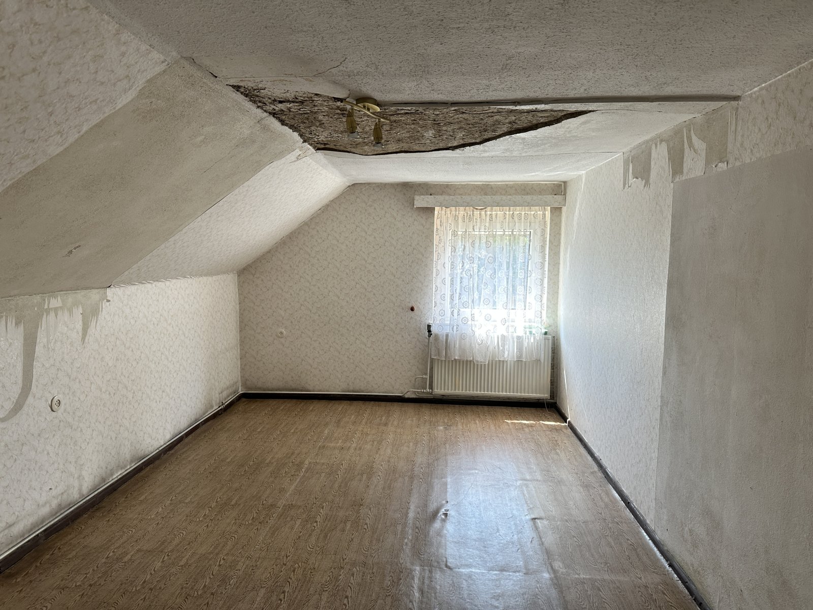 Sanierungsbed. Wohnhaus mit denkmalgeschütztem Wirtschaftsgebäude + Garage