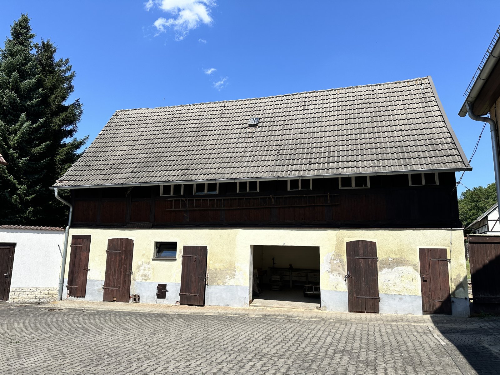Sanierungsbed. Wohnhaus mit denkmalgeschütztem Wirtschaftsgebäude + Garage