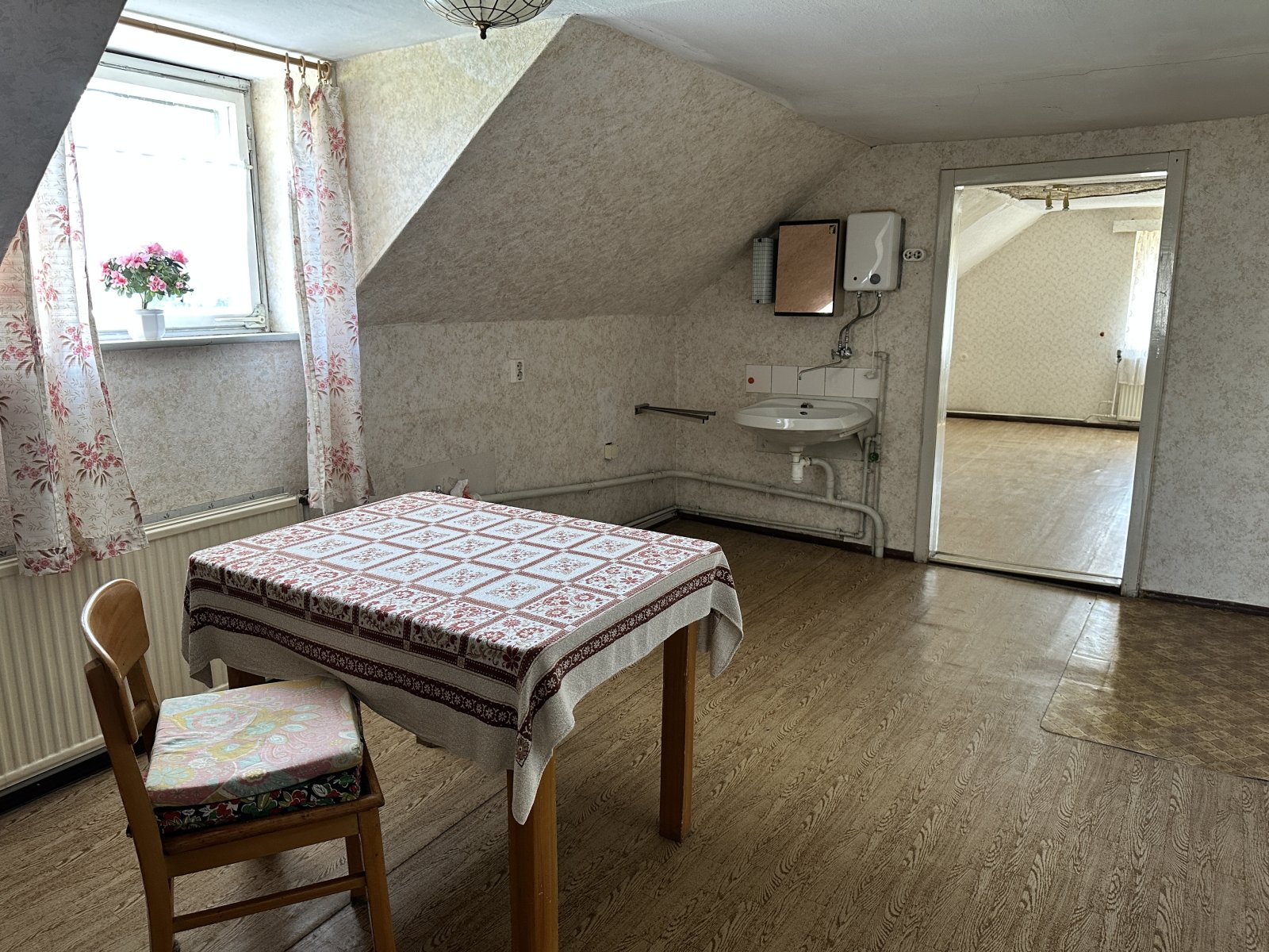 Sanierungsbed. Wohnhaus mit denkmalgeschütztem Wirtschaftsgebäude + Garage