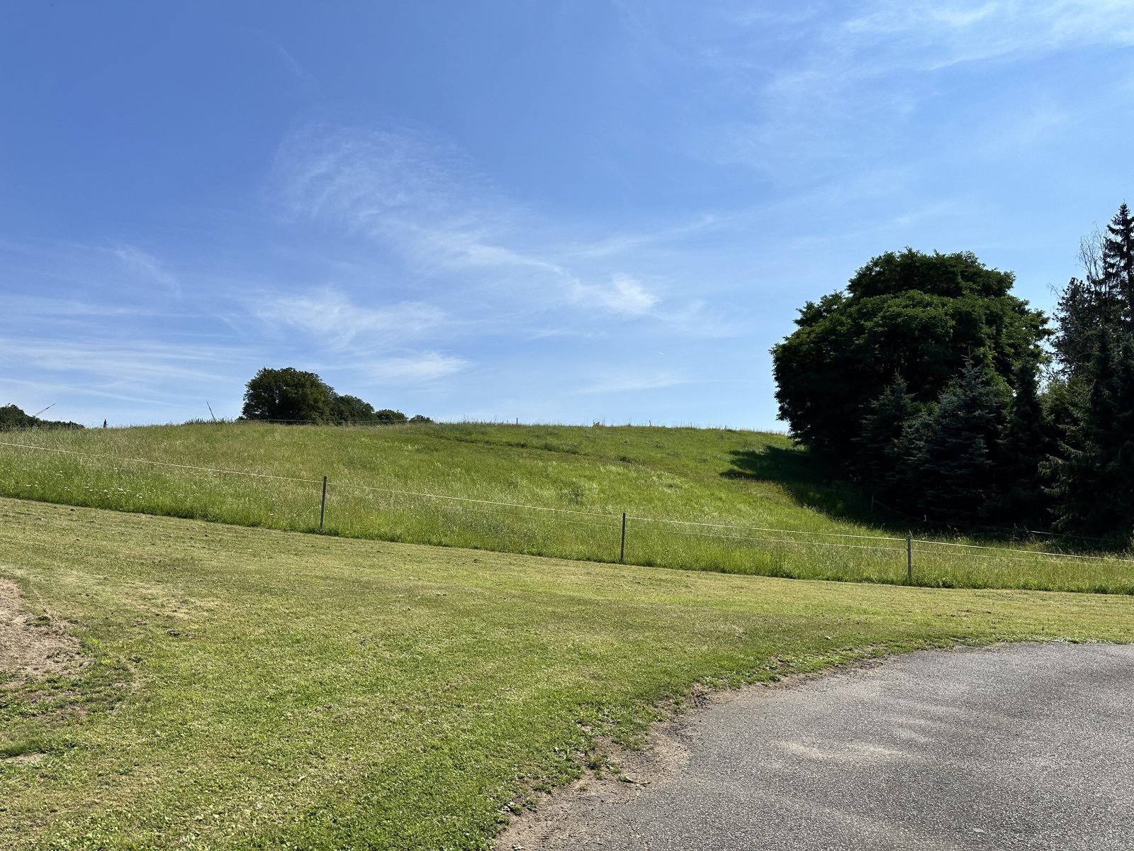 Sanierungsbed. Wohnhaus mit denkmalgeschütztem Wirtschaftsgebäude + Garage