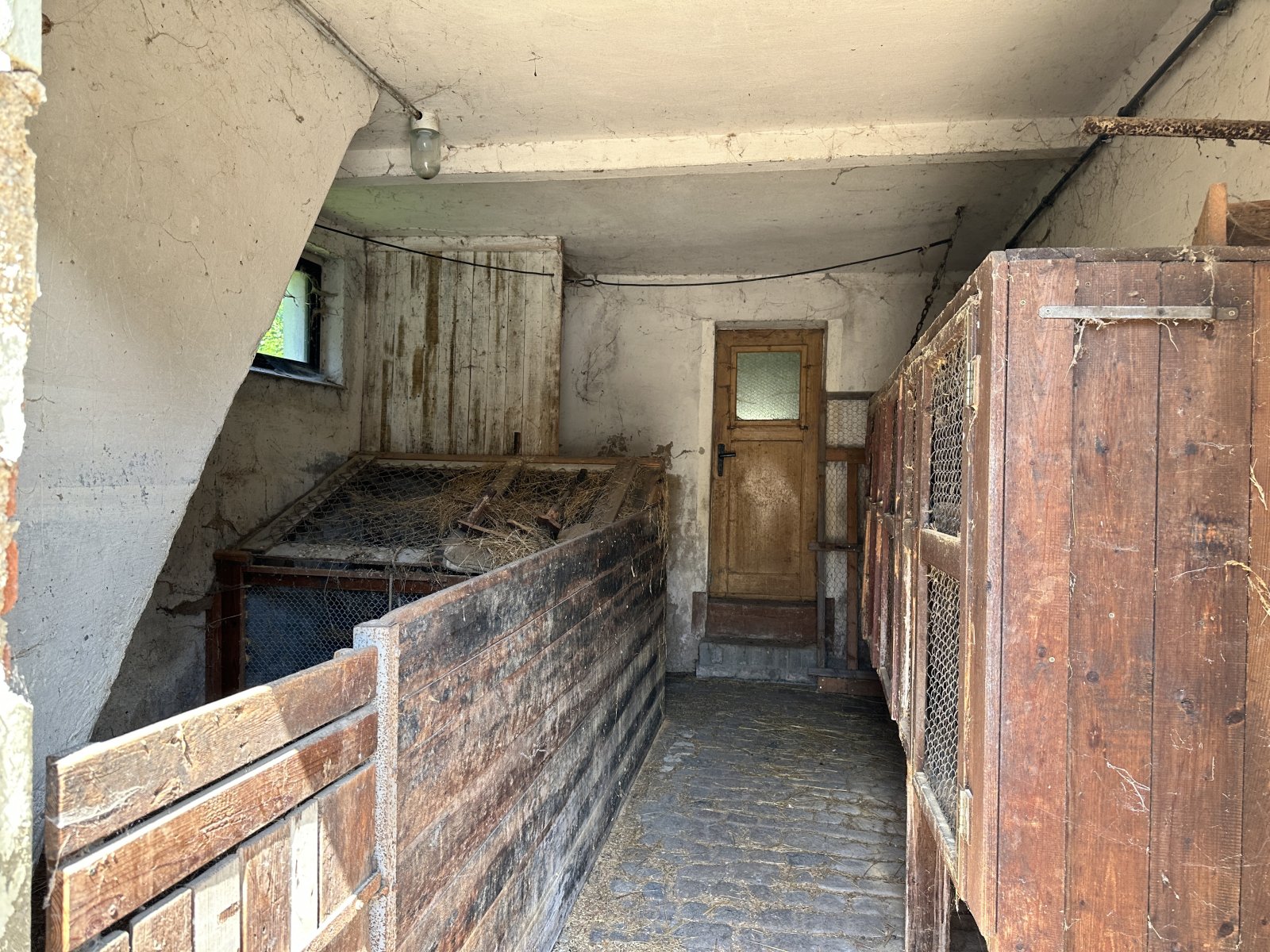 Sanierungsbed. Wohnhaus mit denkmalgeschütztem Wirtschaftsgebäude + Garage