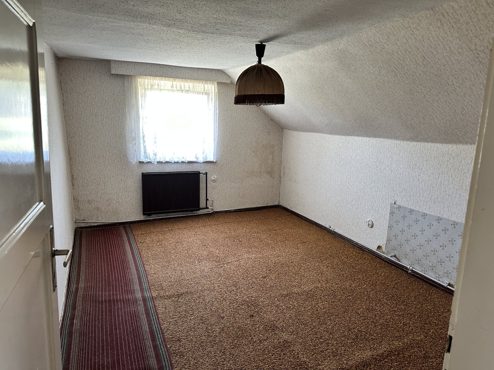 Sanierungsbed. Wohnhaus mit denkmalgeschütztem Wirtschaftsgebäude + Garage