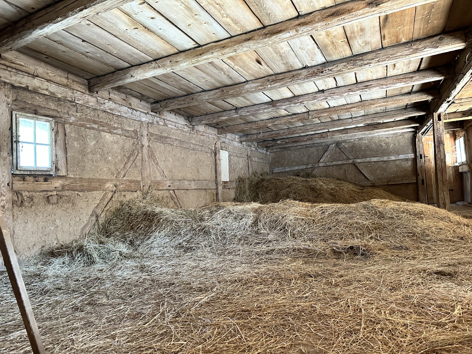 Sanierungsbed. Wohnhaus mit denkmalgeschütztem Wirtschaftsgebäude + Garage