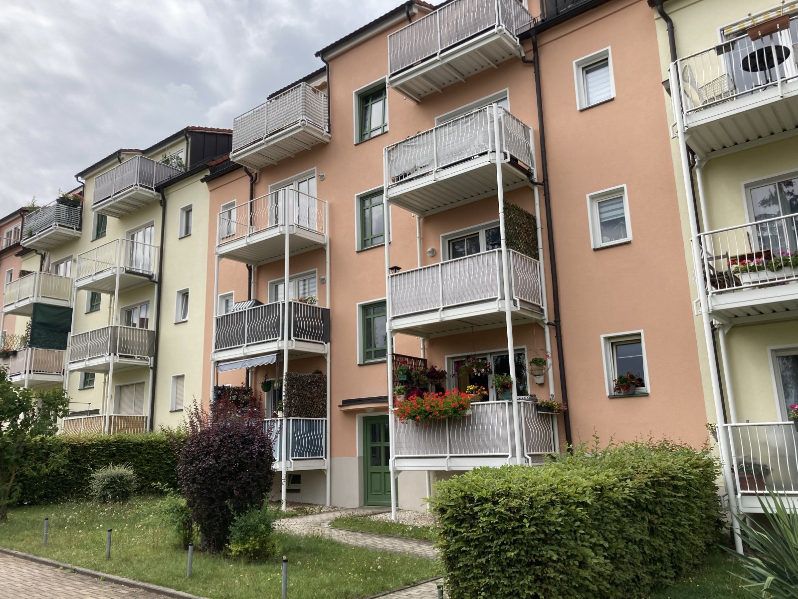 Ab 1.9.26! Helle 2-Raumwohnung mit Balkon u. EBK zur Ablöse in Marienthal nähe HBK!