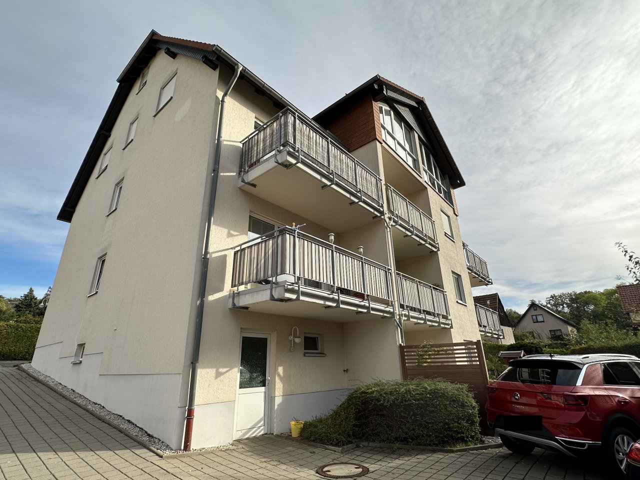 Gepflegte 4-Raum-Maisonette im 2.OG/DG mit Komfort-Bad u. Gäste-WC, zwei Stellplätze! 