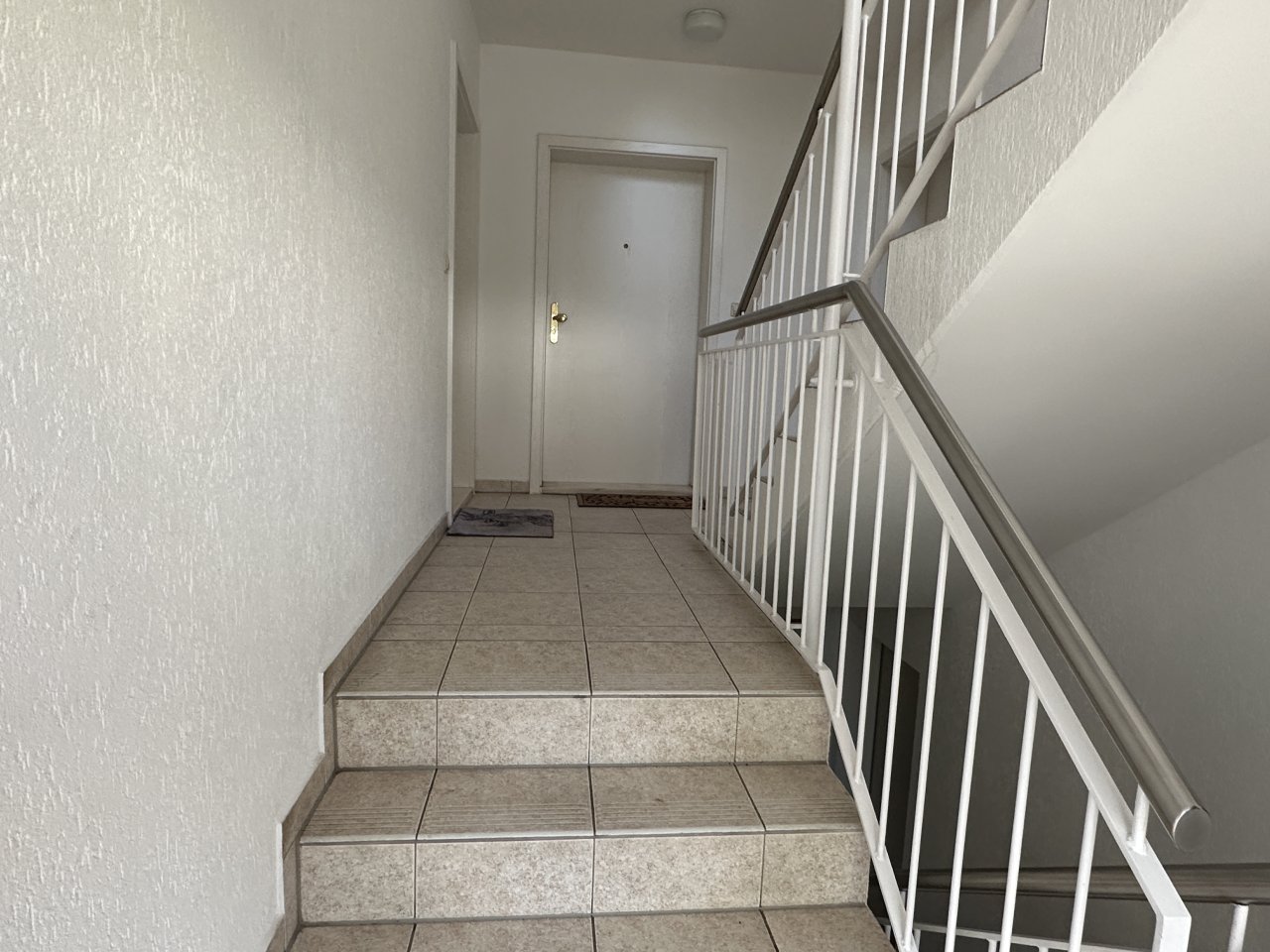 Gepflegte 4-Raum-Maisonette im 2.OG/DG mit Komfort-Bad u. Gäste-WC, zwei Stellplätze!