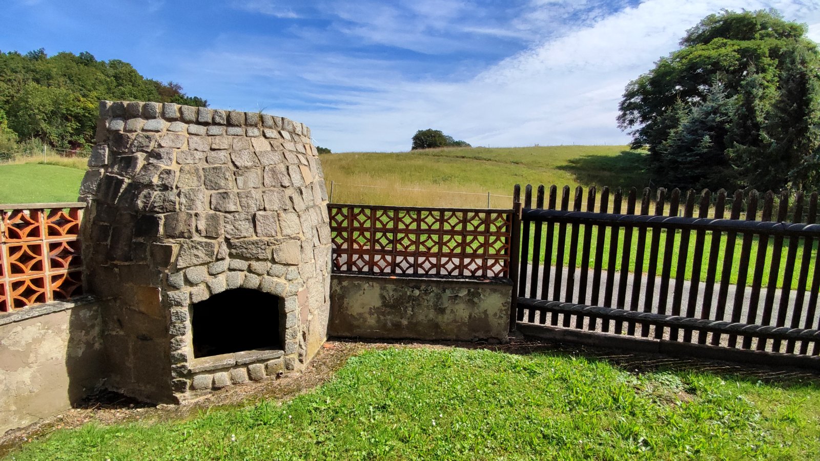 Sanierungsbed. Wohnhaus mit denkmalgeschütztem Wirtschaftsgebäude + Garage