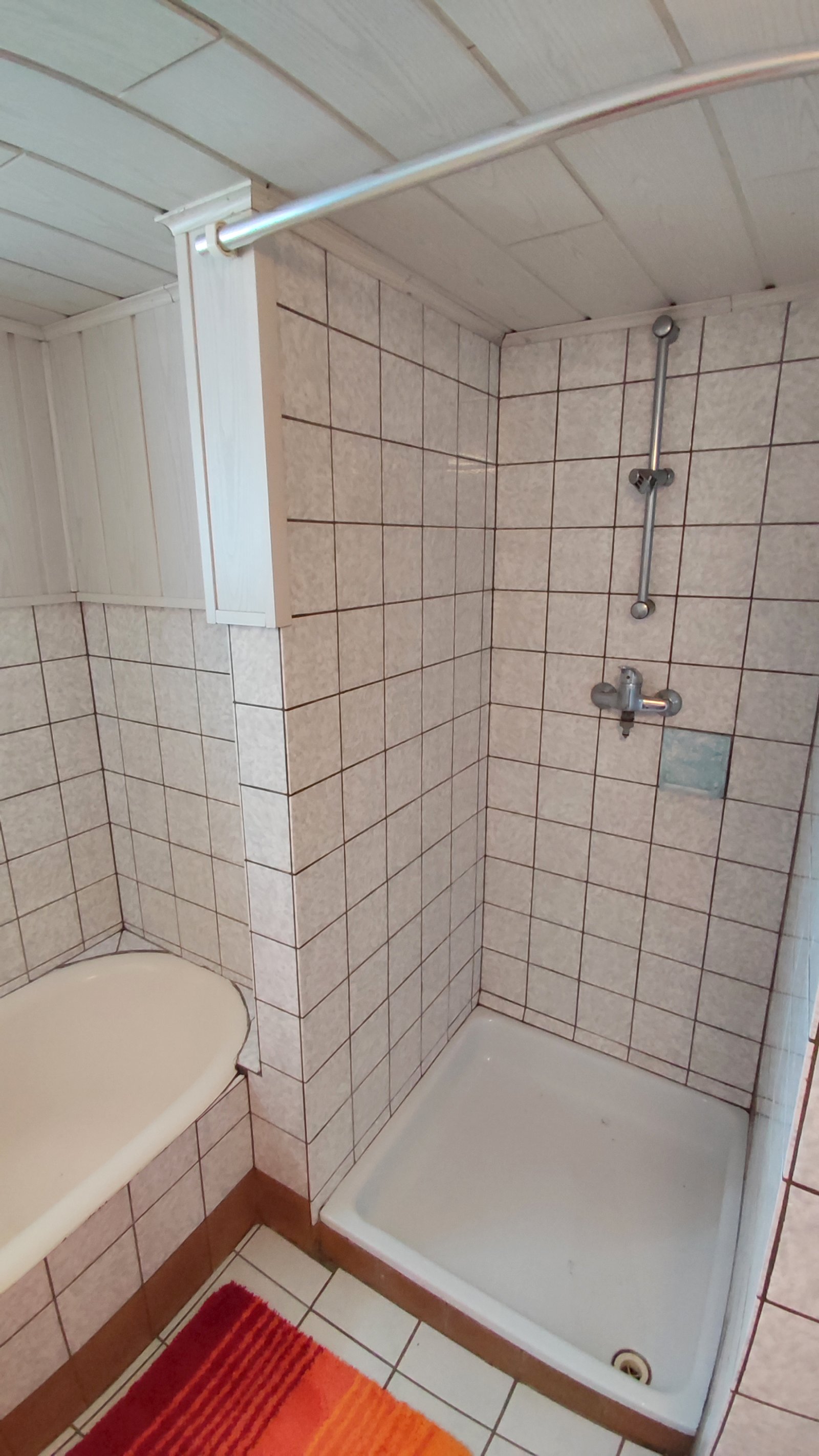 Sanierungsbed. Wohnhaus mit denkmalgeschütztem Wirtschaftsgebäude + Garage