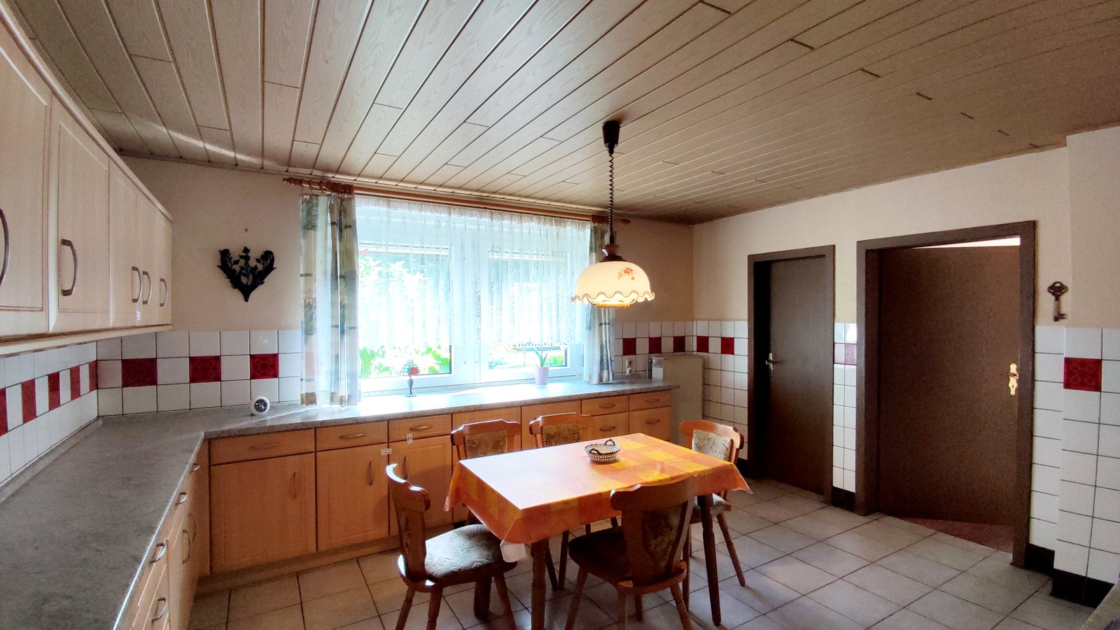 Sanierungsbed. Wohnhaus mit denkmalgeschütztem Wirtschaftsgebäude + Garage