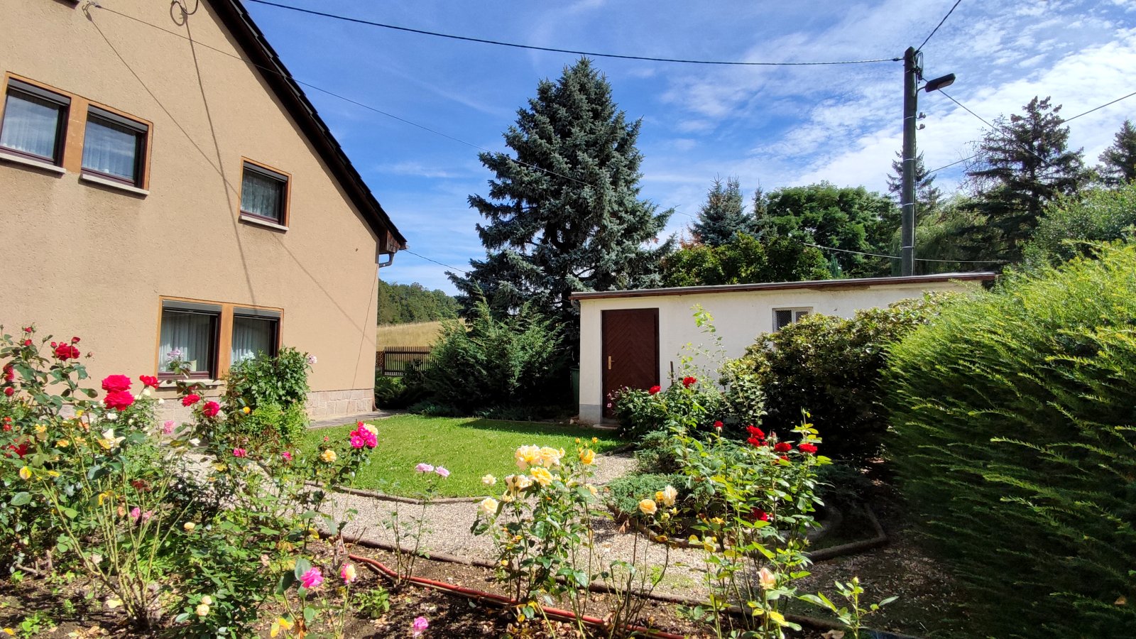 Sanierungsbed. Wohnhaus mit denkmalgeschütztem Wirtschaftsgebäude + Garage