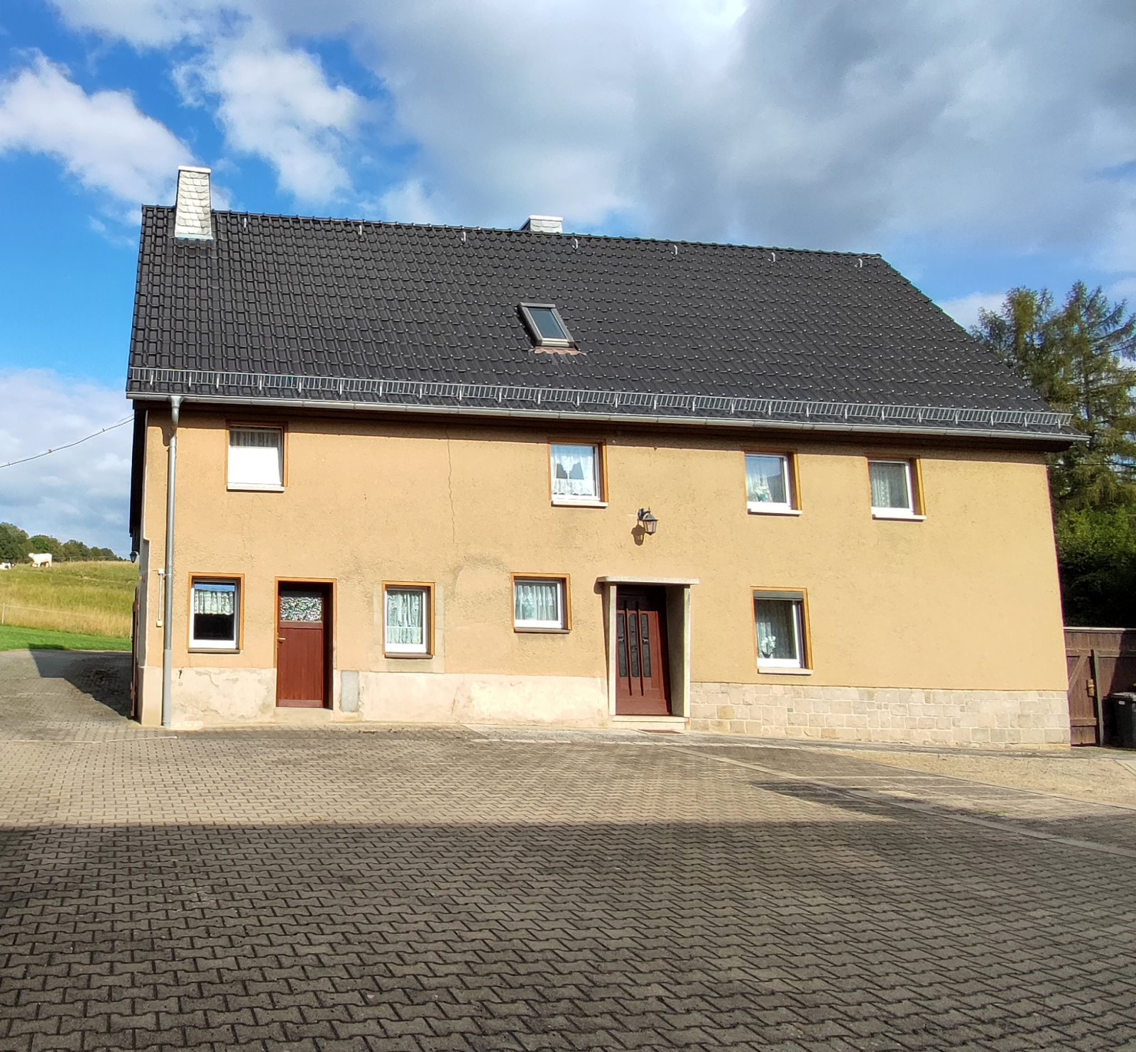 Sanierungsbed. Wohnhaus mit denkmalgeschütztem Wirtschaftsgebäude + Garage