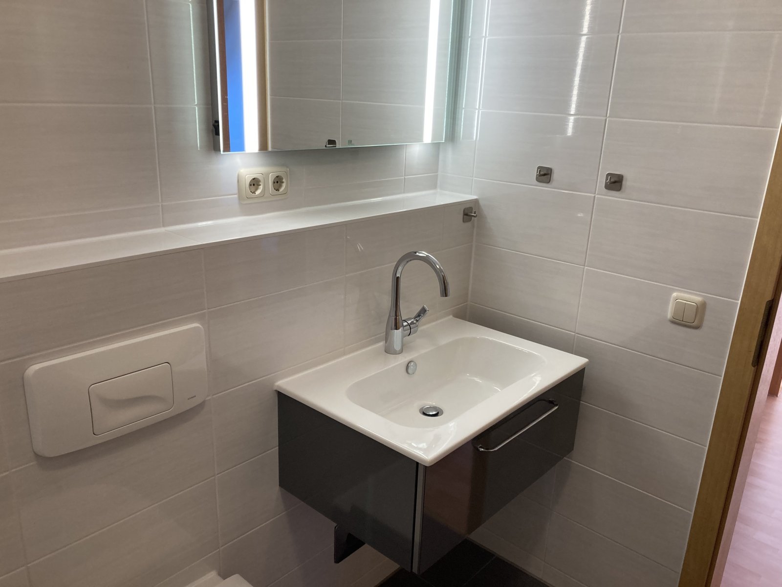 Vermietete 2-R.-DG-Whg., Loggia + TG-Stpl. + Aufzug! Laminat bzw. Fliesen, Nähe Zwickauer Mulde!