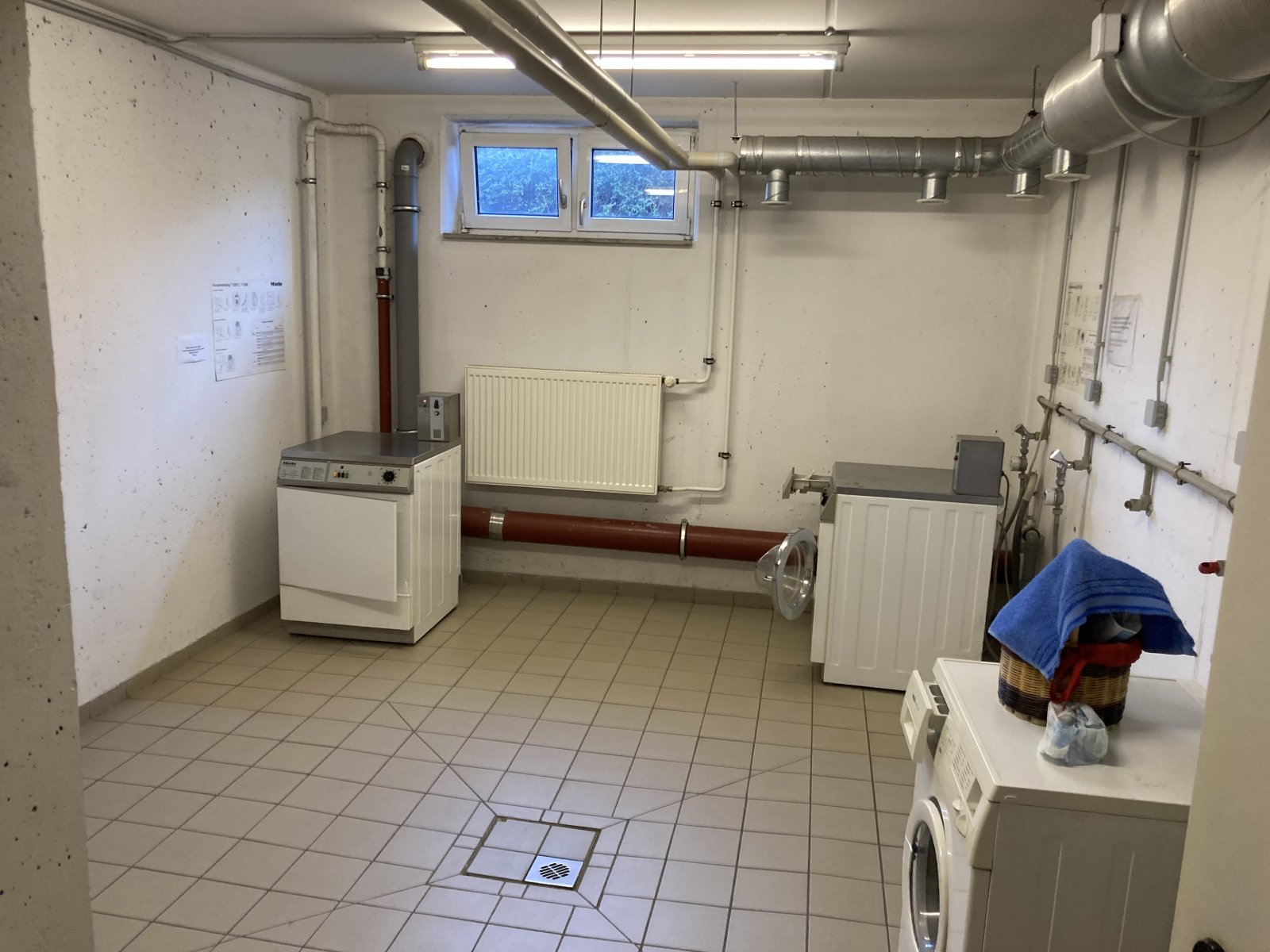 Vermietete 2-R.-DG-Whg., Loggia + TG-Stpl. + Aufzug! Laminat bzw. Fliesen, Nähe Zwickauer Mulde!