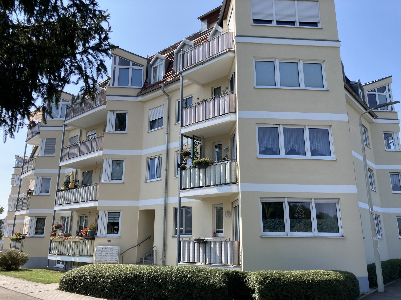 Vermietete 2-R.-DG-Whg., Loggia + TG-Stpl. + Aufzug! Laminat bzw. Fliesen, Nähe Zwickauer Mulde!