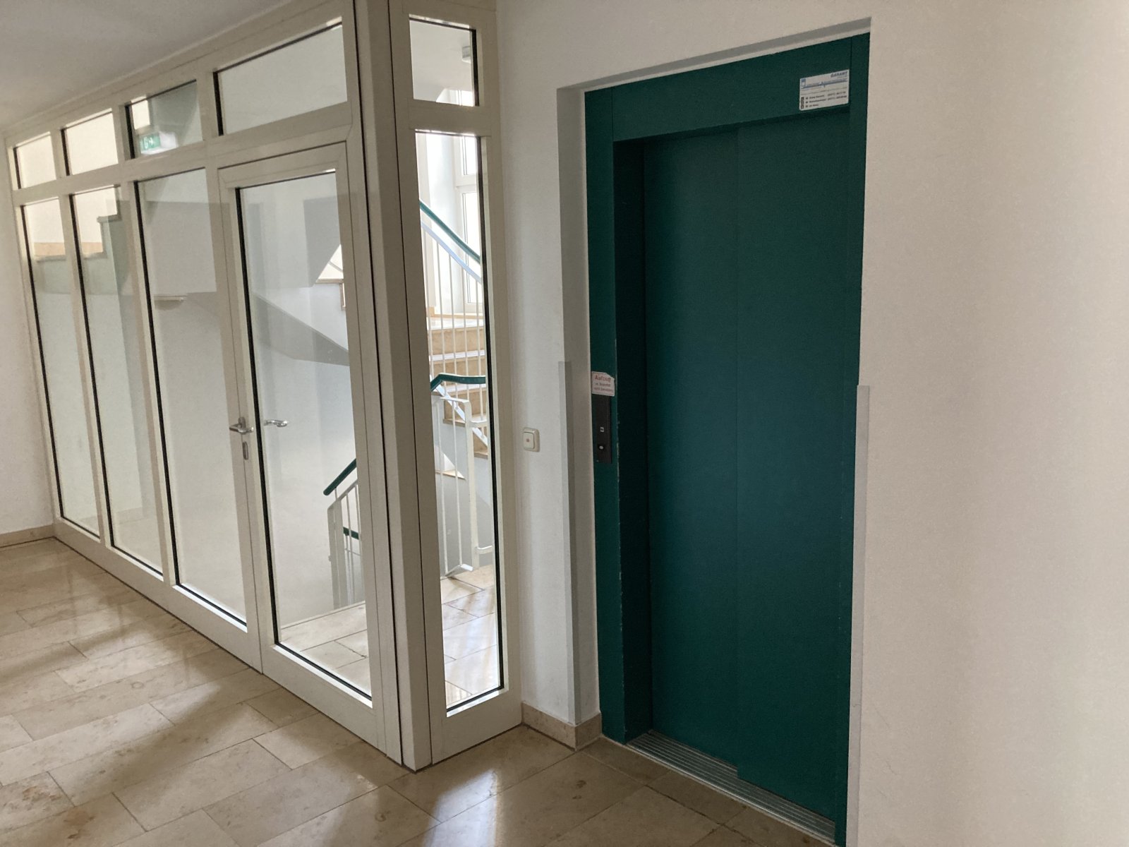 Vermietete 2-R.-DG-Whg., Loggia + TG-Stpl. + Aufzug! Laminat bzw. Fliesen, Nähe Zwickauer Mulde!