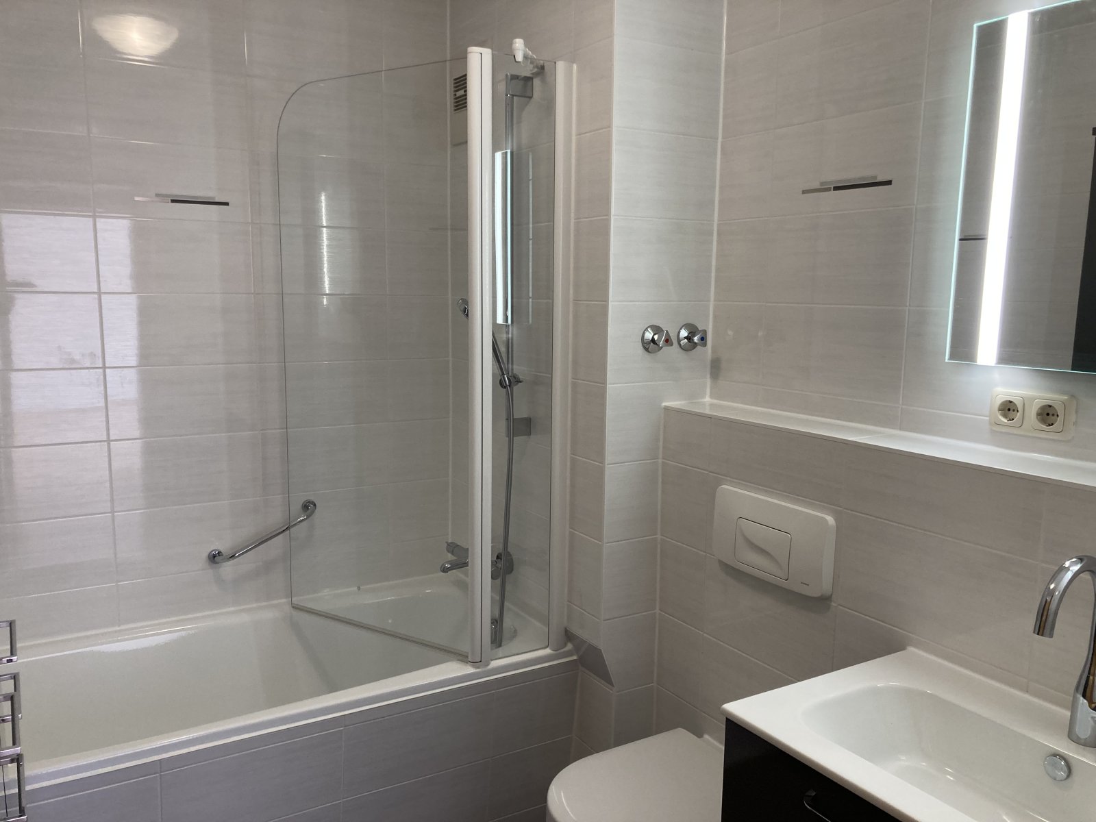 Vermietete 2-R.-DG-Whg., Loggia + TG-Stpl. + Aufzug! Laminat bzw. Fliesen, Nähe Zwickauer Mulde!