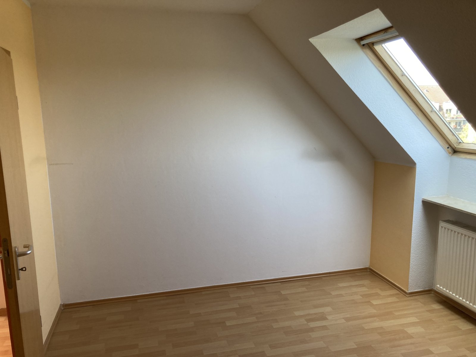 Vermietete 2-R.-DG-Whg., Loggia + TG-Stpl. + Aufzug! Laminat bzw. Fliesen, Nähe Zwickauer Mulde!