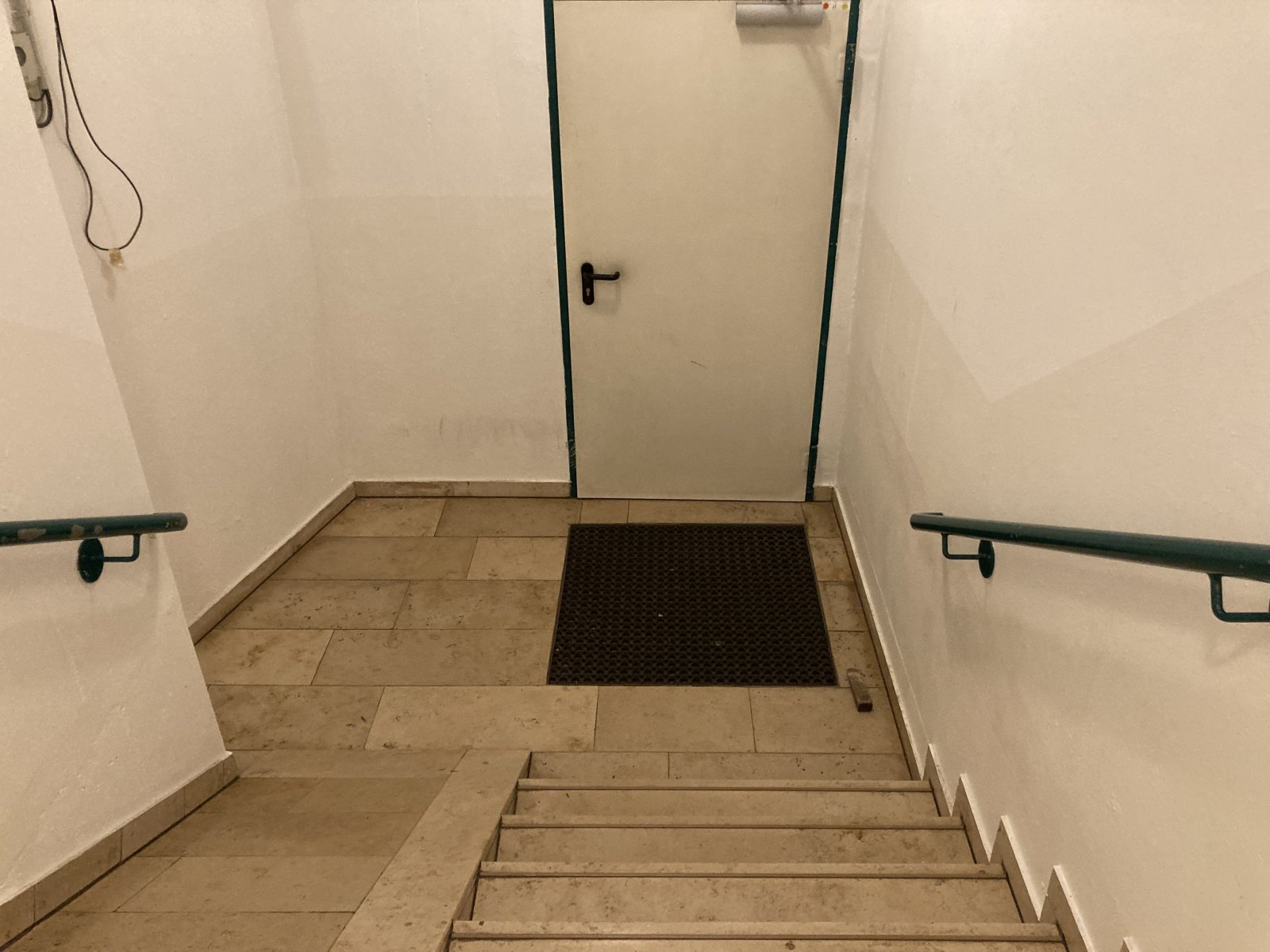 Vermietete 2-R.-DG-Whg., Loggia + TG-Stpl. + Aufzug! Laminat bzw. Fliesen, Nähe Zwickauer Mulde!