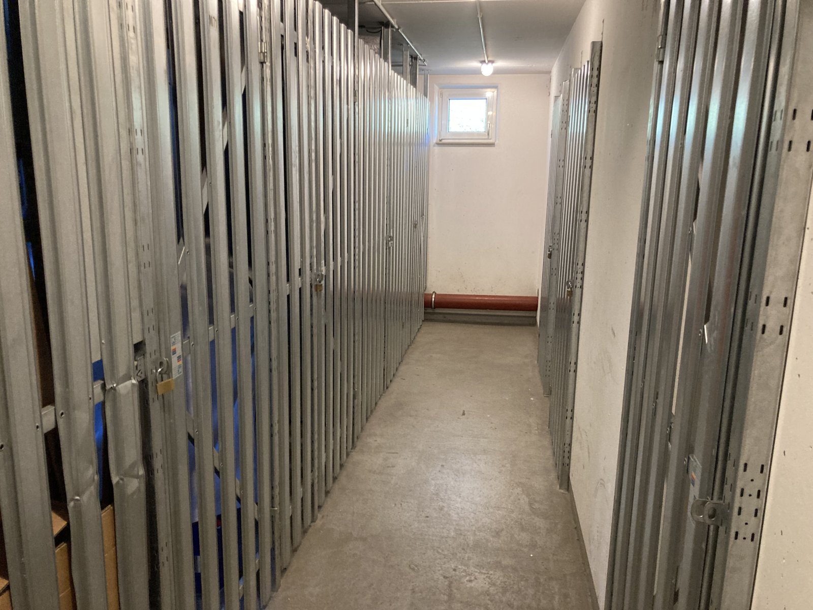 Vermietete 2-R.-DG-Whg., Loggia + TG-Stpl. + Aufzug! Laminat bzw. Fliesen, Nähe Zwickauer Mulde!