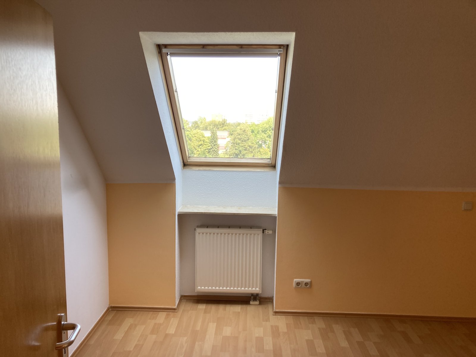 Vermietete 2-R.-DG-Whg., Loggia + TG-Stpl. + Aufzug! Laminat bzw. Fliesen, Nähe Zwickauer Mulde!