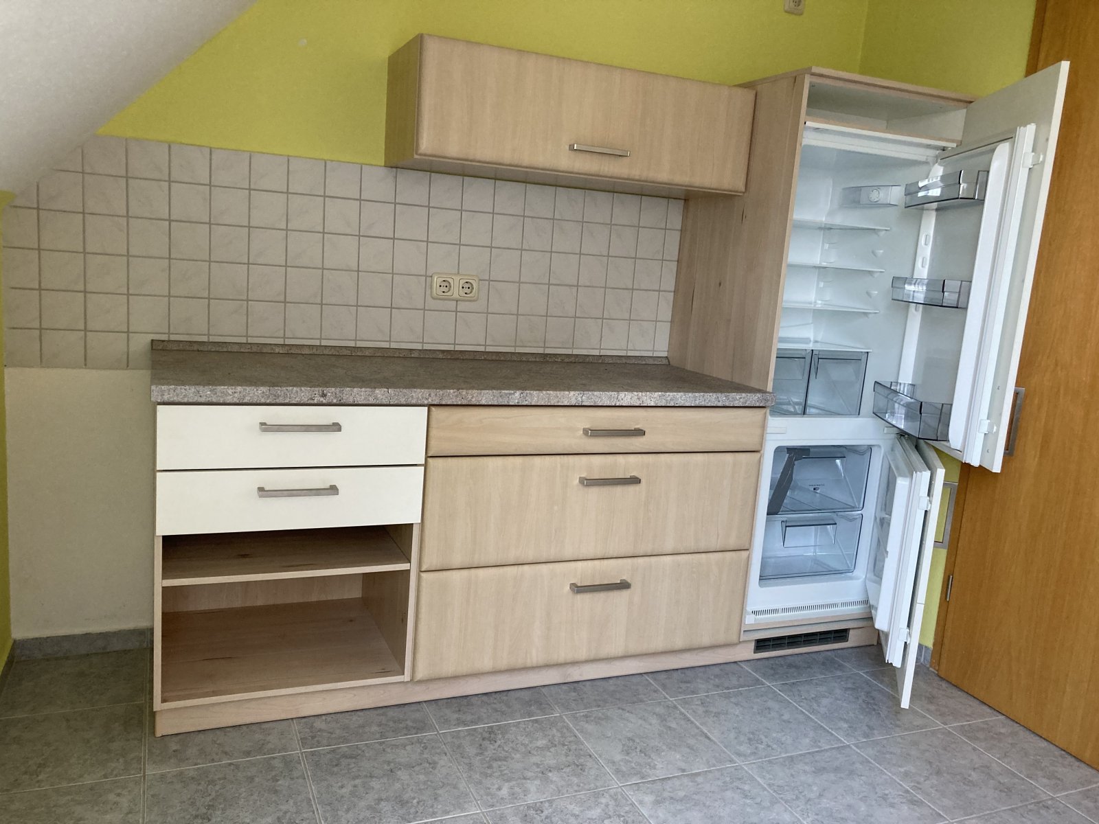 Vermietete 2-R.-DG-Whg., Loggia + TG-Stpl. + Aufzug! Laminat bzw. Fliesen, Nähe Zwickauer Mulde!