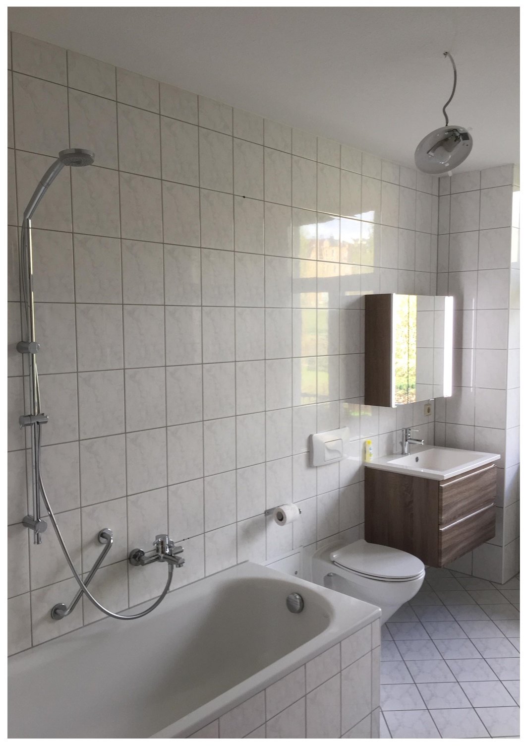 Geräumige, helle 2-Raum-Whg. im EG mit Balkon, Einbauküche und TV im Kochbereich, vermietet!