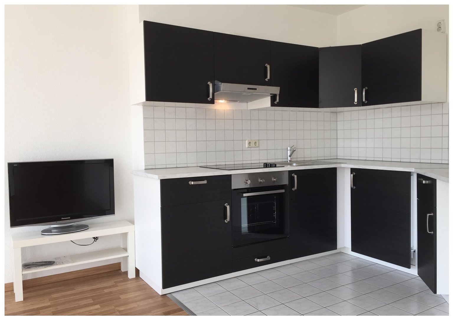 Geräumige, helle 2-Raum-Whg. im EG mit Balkon, Einbauküche und TV im Kochbereich, vermietet!