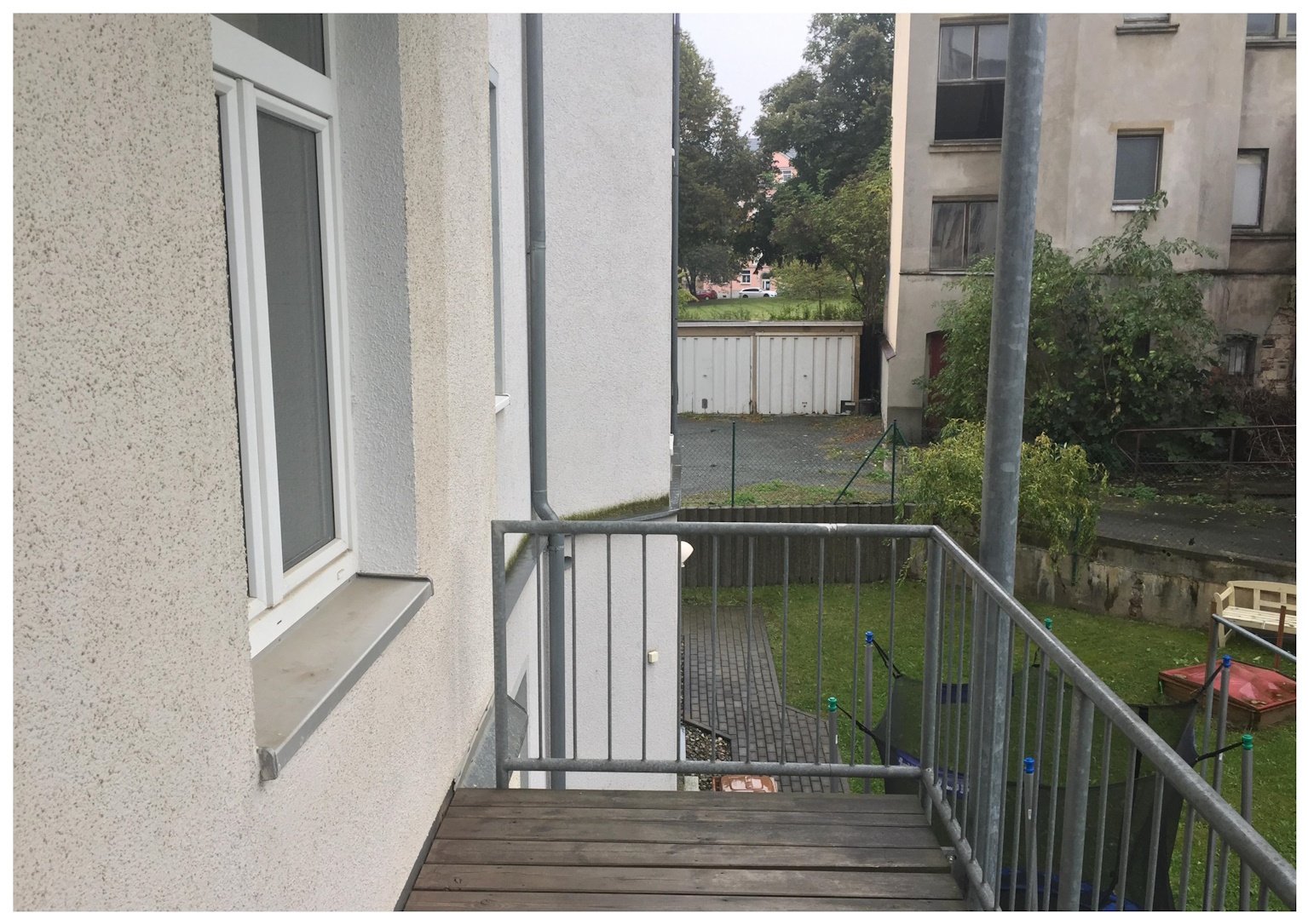 Geräumige, helle 2-Raum-Whg. im EG mit Balkon, Einbauküche und TV im Kochbereich, vermietet!