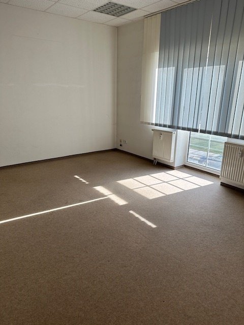 Büro/Praxis in günstig gelegenem WGH, Neubau 1996, 1.OG, ca. 125 m², Balkon, Modernisierungsbedarf