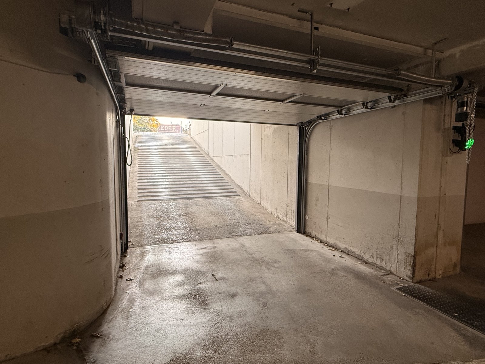 Büroeinheit mit 3 Tiefgaragen-Stellplätzen, Teeküche und Aufzug in zentrumsnaher Lage!