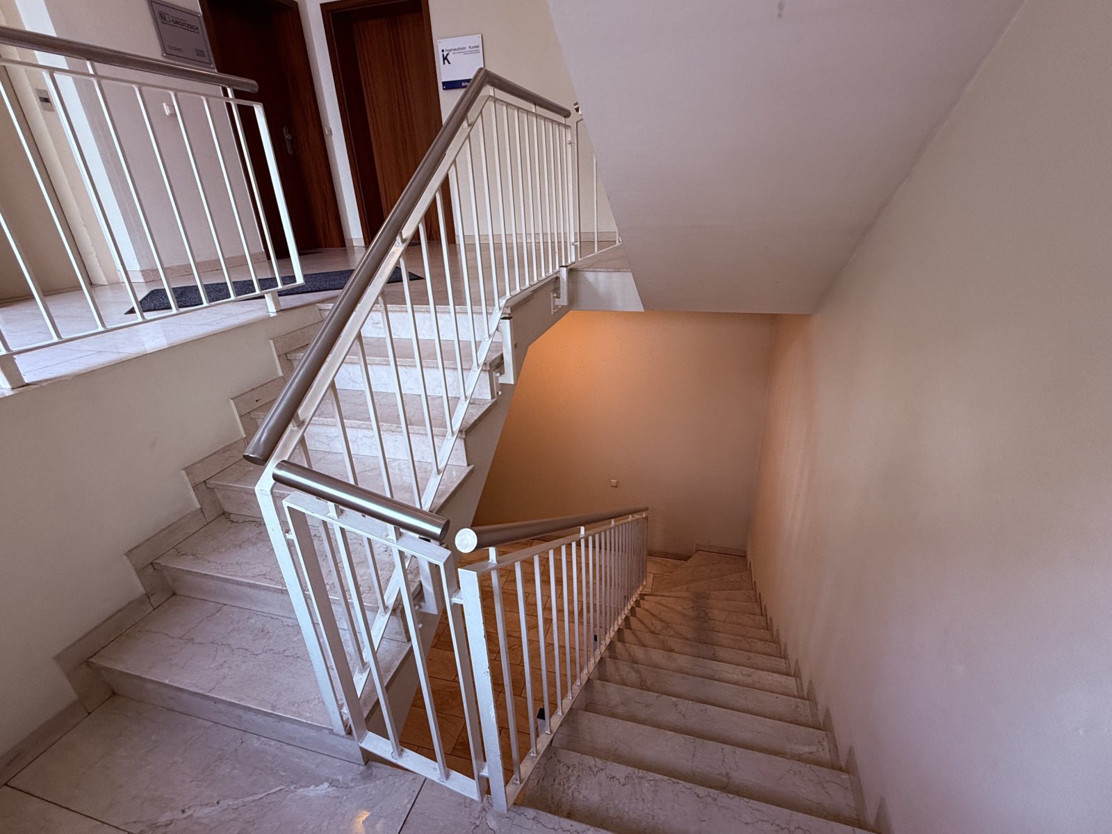 Büroeinheit mit 3 Tiefgaragen-Stellplätzen, Teeküche und Aufzug in zentrumsnaher Lage!