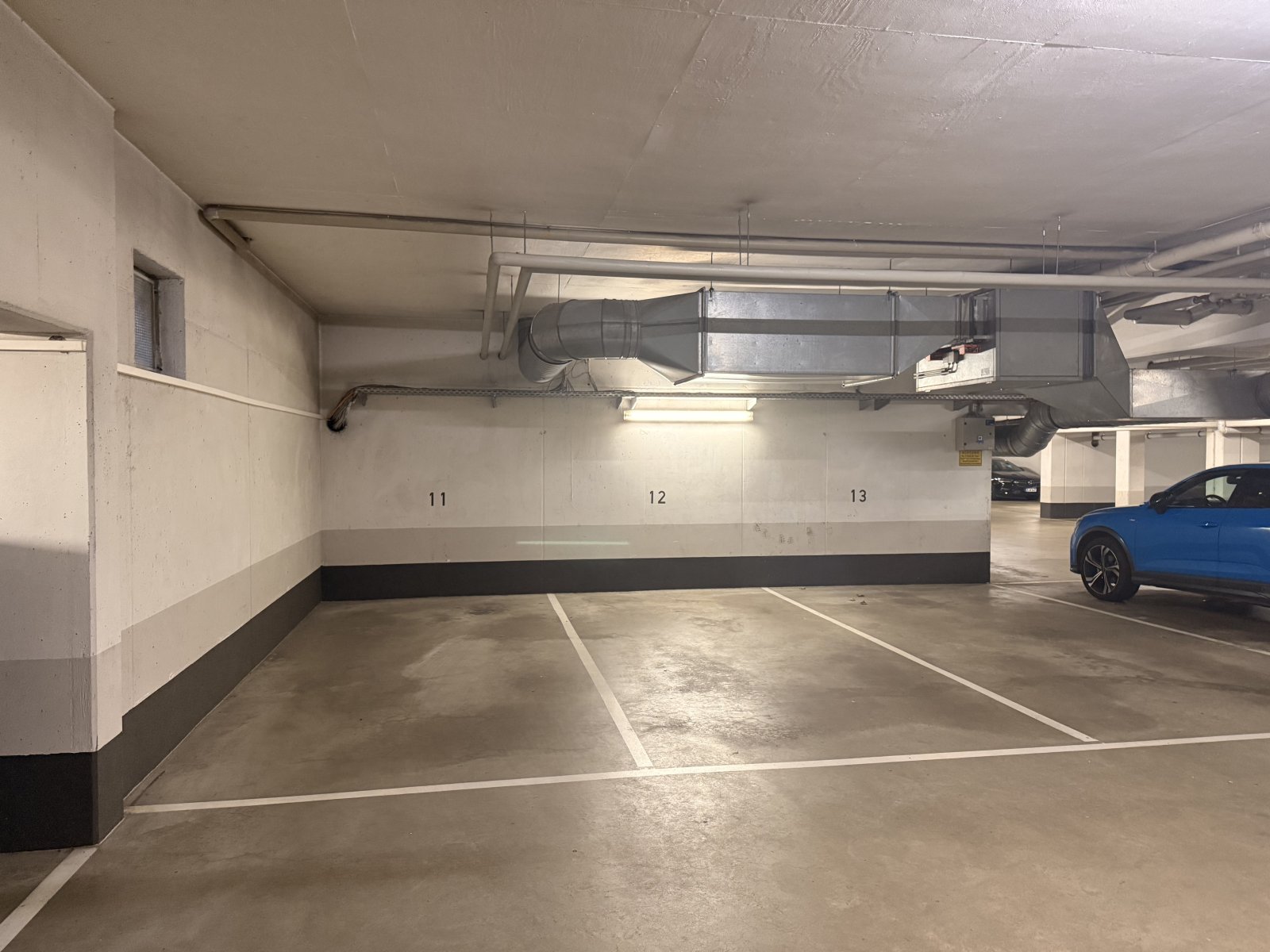 Büroeinheit mit 3 Tiefgaragen-Stellplätzen, Teeküche und Aufzug in zentrumsnaher Lage!