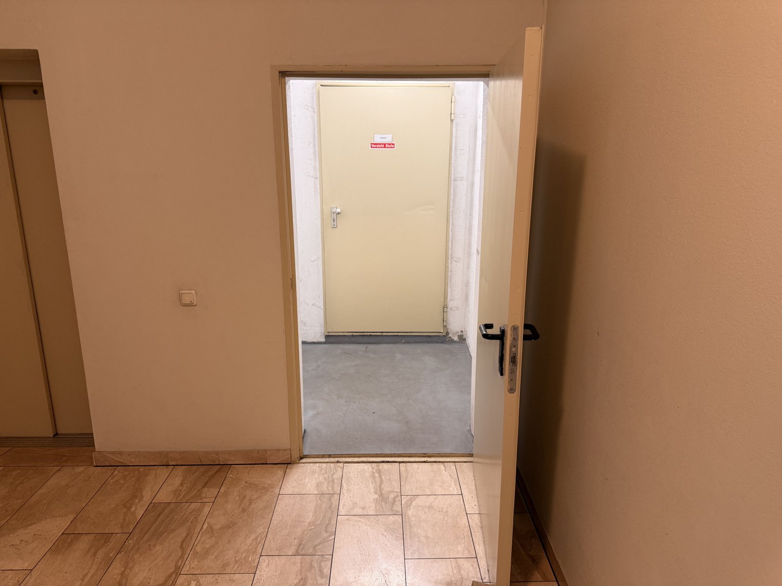 Büroeinheit mit 3 Tiefgaragen-Stellplätzen, Teeküche und Aufzug in zentrumsnaher Lage!