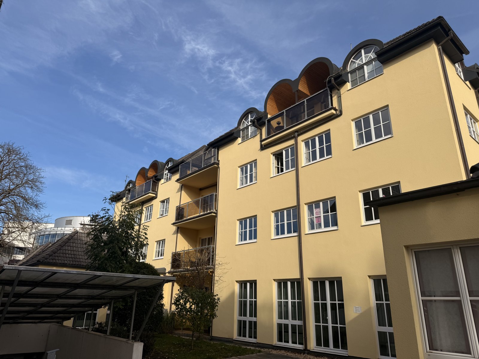 Büroeinheit mit 3 Tiefgaragen-Stellplätzen, Teeküche und Aufzug in zentrumsnaher Lage!