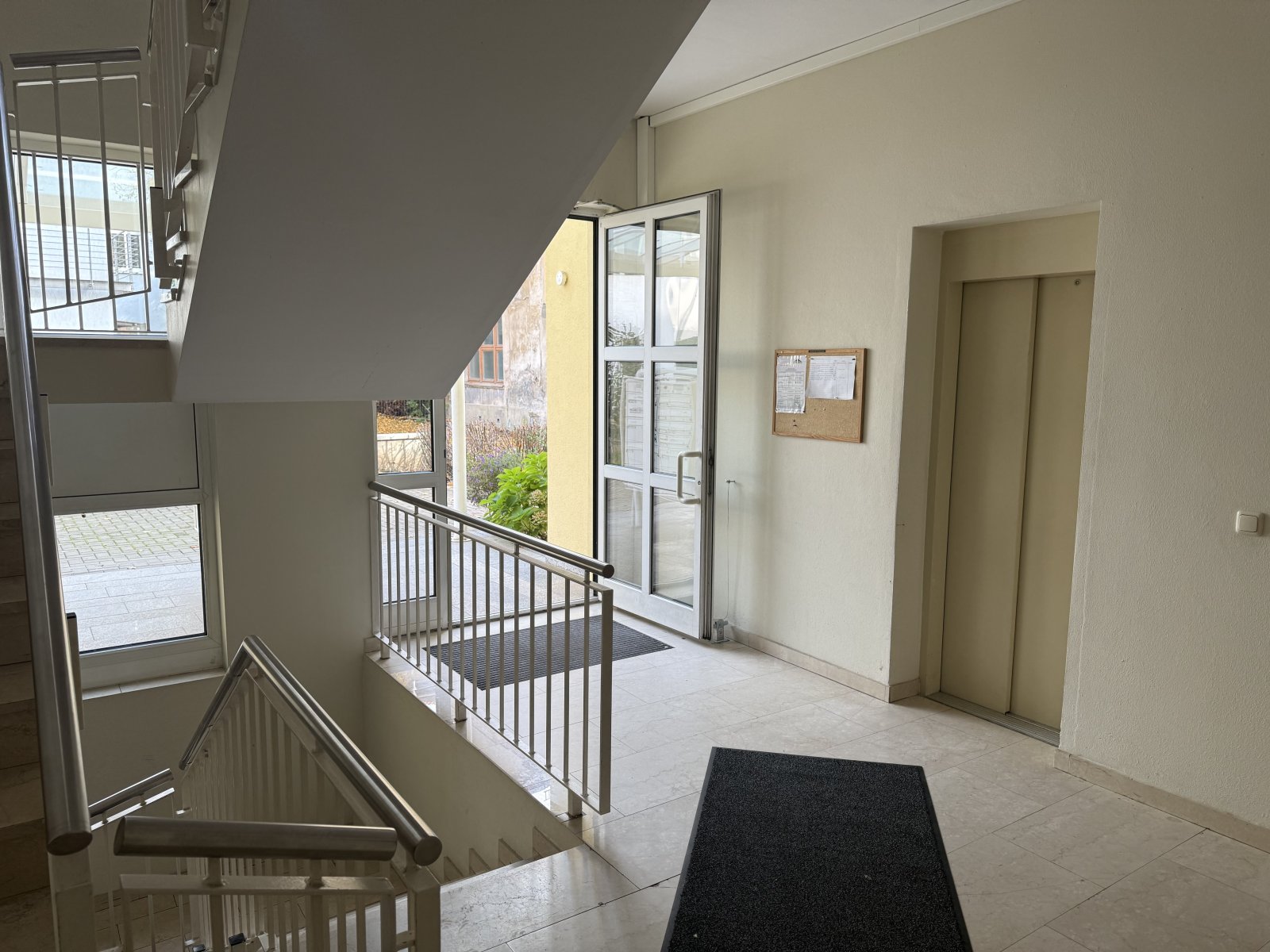 Büroeinheit mit 3 Tiefgaragen-Stellplätzen, Teeküche und Aufzug in zentrumsnaher Lage!