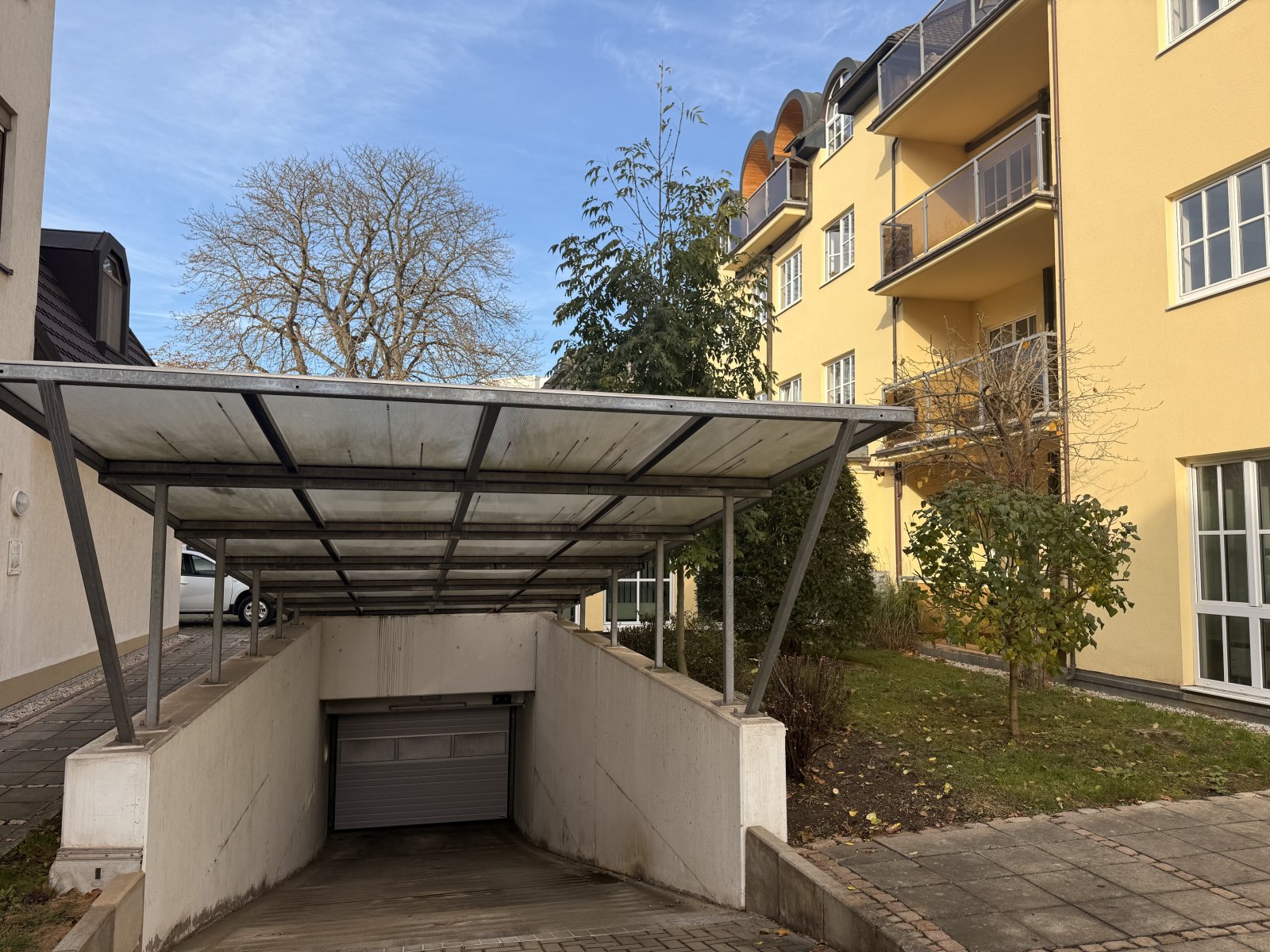 Büroeinheit mit 3 Tiefgaragen-Stellplätzen, Teeküche und Aufzug in zentrumsnaher Lage!